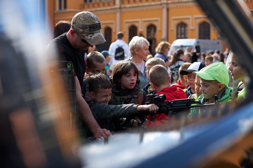 Piknik ?Bezpieczna droga do szkoły? przed Dworcem Głównym PKP we Wrocławiu