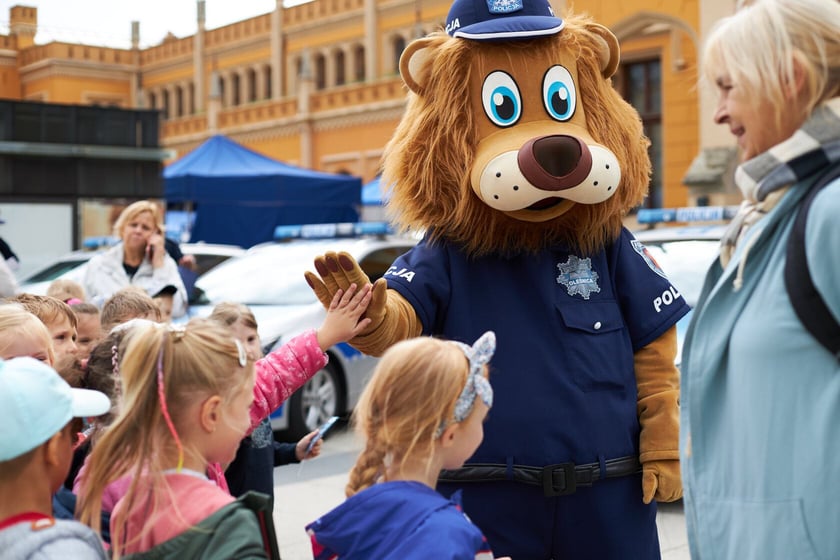 Piknik ?Bezpieczna droga do szkoły? przed Dworcem Głównym PKP we Wrocławiu