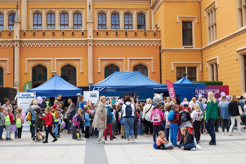 Piknik ?Bezpieczna droga do szkoły? przed Dworcem Głównym PKP we Wrocławiu