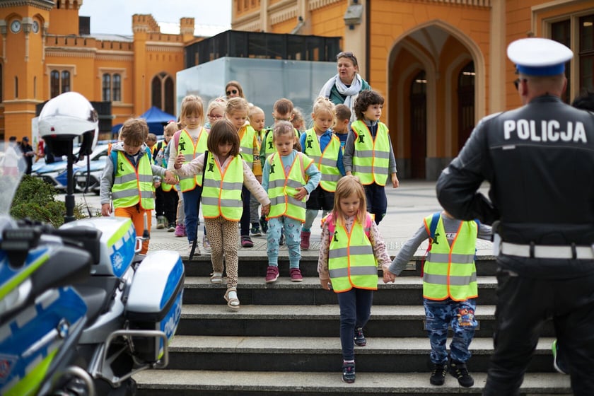 Piknik ?Bezpieczna droga do szkoły? przed Dworcem Głównym PKP we Wrocławiu