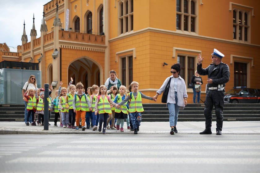 Piknik ?Bezpieczna droga do szkoły? przed Dworcem Głównym PKP we Wrocławiu