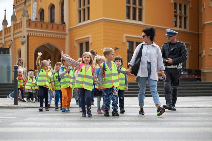 Piknik ?Bezpieczna droga do szkoły? przed Dworcem Głównym PKP we Wrocławiu