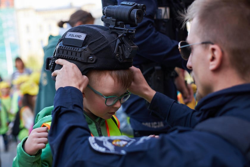 Piknik ?Bezpieczna droga do szkoły? przed Dworcem Głównym PKP we Wrocławiu