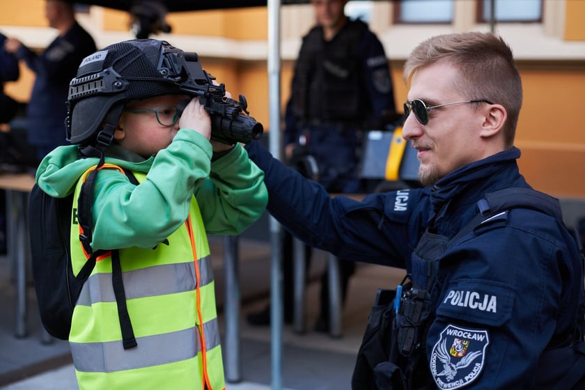 Piknik ?Bezpieczna droga do szkoły? przed Dworcem Głównym PKP we Wrocławiu