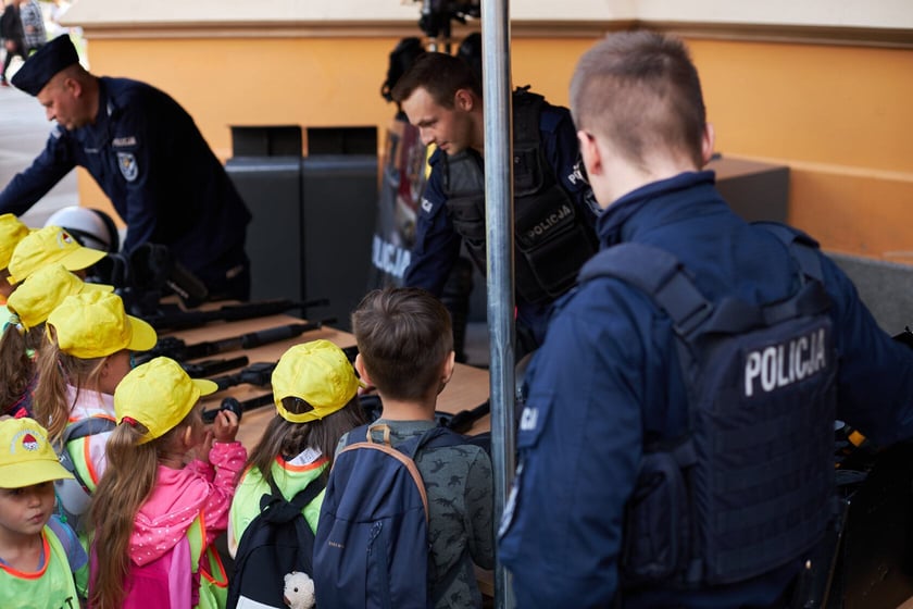 Piknik ?Bezpieczna droga do szkoły? przed Dworcem Głównym PKP we Wrocławiu