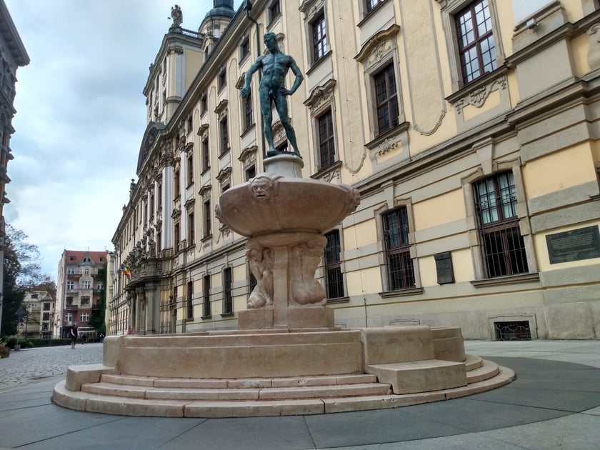 Szermierz z pl. Uniwersyteckiego często traci swoją szpadę w wyniku kradzieży