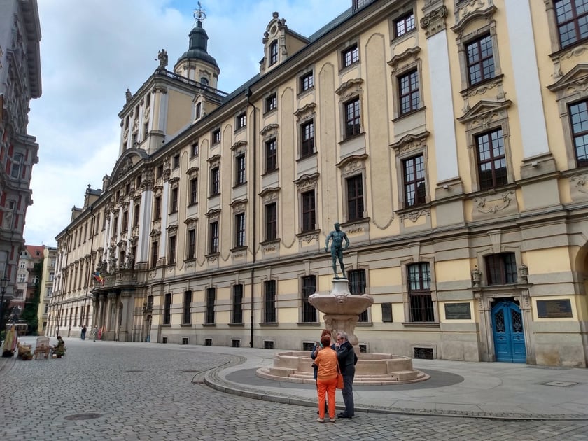 Szermierz z pl. Uniwersyteckiego często traci swoją szpadę w wyniku kradzieży
