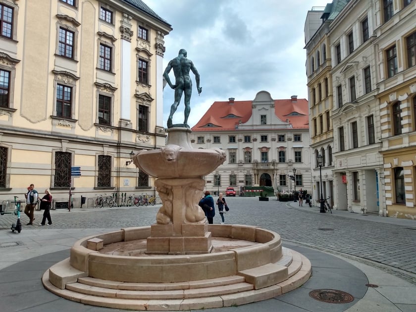 Szermierz z pl. Uniwersyteckiego często traci swoją szpadę w wyniku kradzieży