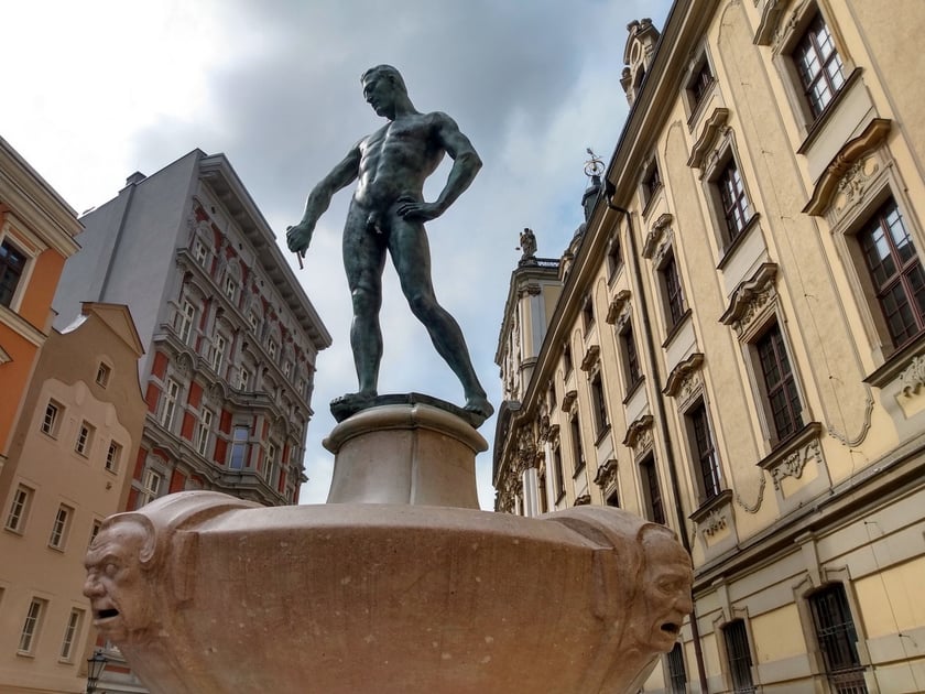 Szermierz z pl. Uniwersyteckiego często traci swoją szpadę w wyniku kradzieży