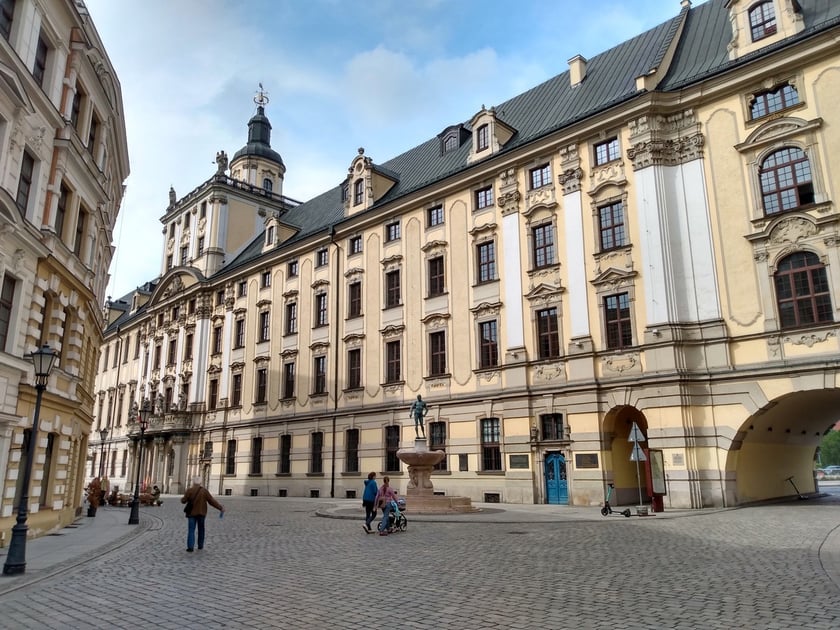 Szermierz z pl. Uniwersyteckiego często traci swoją szpadę w wyniku kradzieży