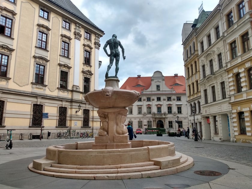 Szermierz z pl. Uniwersyteckiego często traci swoją szpadę w wyniku kradzieży