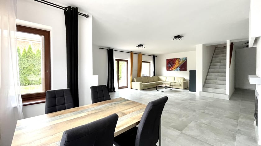 Dom (180 m2) w Tyńcu Małym, ul. Dębowa. Cena: 1 550 000 zł.   Parter: ? wiatrołap, ? salon z jadalnią, ? toaleta z prysznicem, ? kuchnia, ? kotłownia (przerobiona na pokój), ? garaż. I piętro: ? pokój 1, ? pokój 2, ? pokój 3, ? pokój 4, ? łazienka.  Oferta SDP Nieruchomości