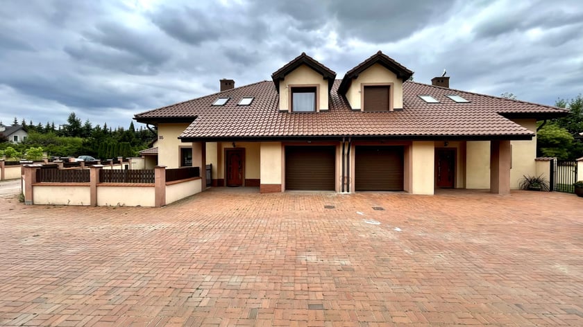 Dom (180 m2) w Tyńcu Małym, ul. Dębowa. Cena: 1 550 000 zł.   Parter: ? wiatrołap, ? salon z jadalnią, ? toaleta z prysznicem, ? kuchnia, ? kotłownia (przerobiona na pokój), ? garaż. I piętro: ? pokój 1, ? pokój 2, ? pokój 3, ? pokój 4, ? łazienka.  Oferta SDP Nieruchomości
