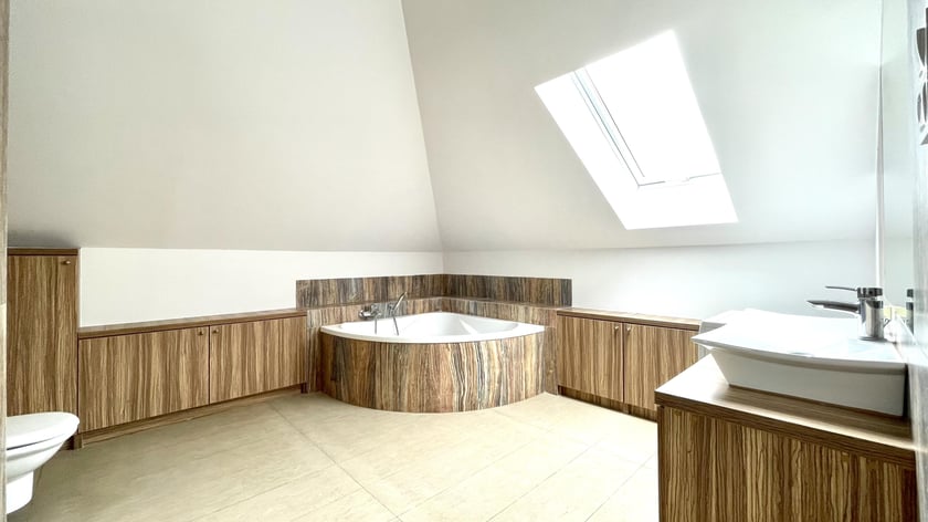 Dom (180 m2) w Tyńcu Małym, ul. Dębowa. Cena: 1 550 000 zł.   Parter: ? wiatrołap, ? salon z jadalnią, ? toaleta z prysznicem, ? kuchnia, ? kotłownia (przerobiona na pokój), ? garaż. I piętro: ? pokój 1, ? pokój 2, ? pokój 3, ? pokój 4, ? łazienka.  Oferta SDP Nieruchomości