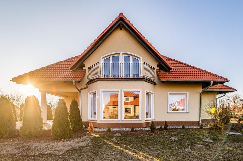 Dom w Wiszni Małej, ul. Kwiatowa. Cena: 3 490 000 zł. Powierzchnia: 305 m2.  Wolnostojący dom w Wiszni Małej blisko terenów zielonych. Dom stoi na dużej zagospodarowanej działce w cichej lokalizacji. W sąsiedztwie znajdują się tylko zabudowy jednorodzinne graniczące ze sobą działkami. Parter: -przedsionek 8,37m2, -hall 15,42m2, -kuchnia 14,64m2, -salon z jadalnią 57,78m2, -łazienka 6,10m2, -kotłownia 14,35m2, -garaż 35,87m2.  Poddasze: -hall 14,70m2, -pokój 15m2, -pokój 15,30m2, -pokój 14,30m2, -pokój 12m2, -łazienka 8m2, -łazienka 10,20m2. Oferta SDP Nieruchomości