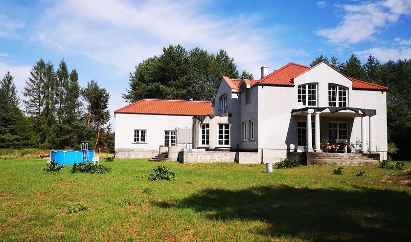 Rezydencja w Ozorowicach, gmina Wisznia Mała, powiat trzebnicki. Cena: 2 000 000 zł.  Budynek jest w trakcie prac wykończeniowych. Dworek położony jest w pięknej i cichej okolicy, graniczy z lasem i strumykiem. Nieruchomość z ogromnym potencjałem. Komunikacyjnie bardzo dobre położenie, szybki dojazd do Wrocławia - ok. 30 minut samochodem; istnieje możliwość dojazdu pociągiem.  Dom wolnostojący, zaprojektowany w stylu dworku z basenem wewnątrz budynku. Wybudowany został w 2014 r. Posadowiony na działce  o powierzchni 5000 m2. Otoczenie posesji przepiękne, w otoczeniu lasu. Na granicy działki płynie strumyk.   Parter: salon z wyjściem na ogród, sala telewizyjna, jadalnia z kuchnią, gabinet, łazienka, hol, pralnia, spiżarnia, dwa pomieszczenia gospodarcze, garaż i basen. Dwa tarasy, w tym jeden bardzo duży od strony salonu.  Piętro: sypialnia z łazienką i garderobą, 2 duże pokoje ze wspólnym balkonem, pokój z tarasem, pokój kąpielowy, dwie garderoby, open space o pow. 60mkw do zaadoptowania ( stan deweloperski).  Poddasze nieużytkowe. Oferta WGN Nieruchomości