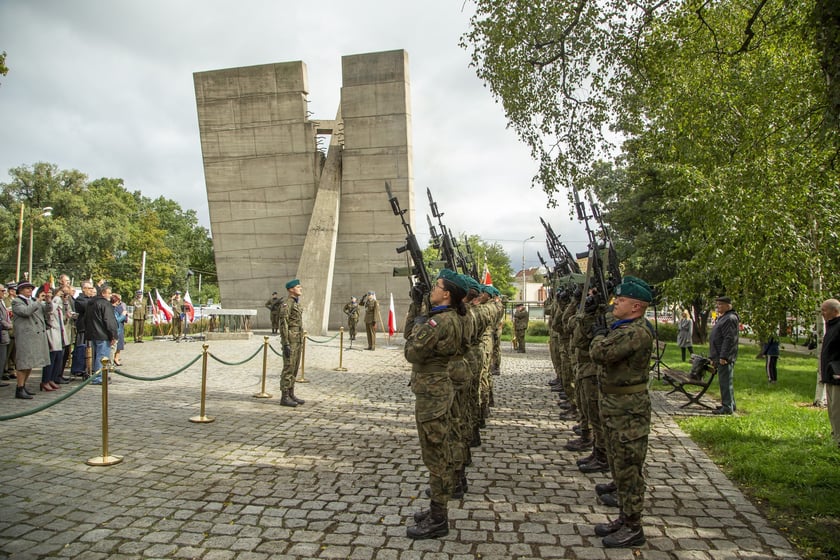 17 września 2022 ? Światowy Dzień Sybiraka i 83. rocznica sowieckiej agresji na Polskę - wrocławskie uroczystości pod Pomnikiem Zesłańcom Sybiru