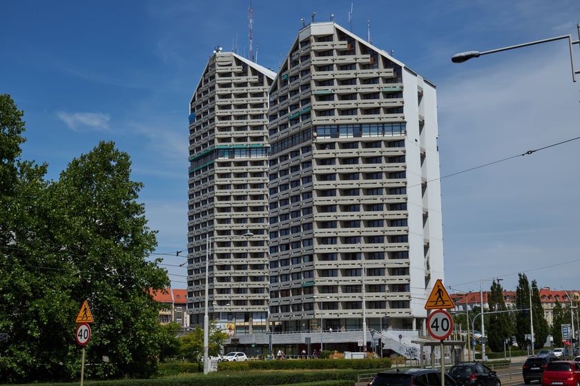 Rozmawiają dwaj studenci: ?Dostałem pokój w Kredce, na co drugi - to będziemy sąsiadami, bo ja w Ołówku..." Ołówek i Kredka to nie tylko przybory szkolne. Tak nazywają się dwa akademiki Uniwersytetu Wrocławskiego, które stoją przy pl. Grunwaldzkim. Ołówek to niższy budynek, Kredka - wyższy...