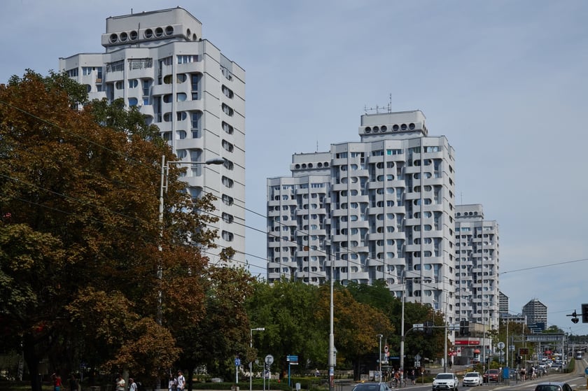"Sedesowce na Manhattanie". Co to takiego? Oj, zna je każdy. To wielkie, białe wieżowce przy placu Grunwaldzkim.