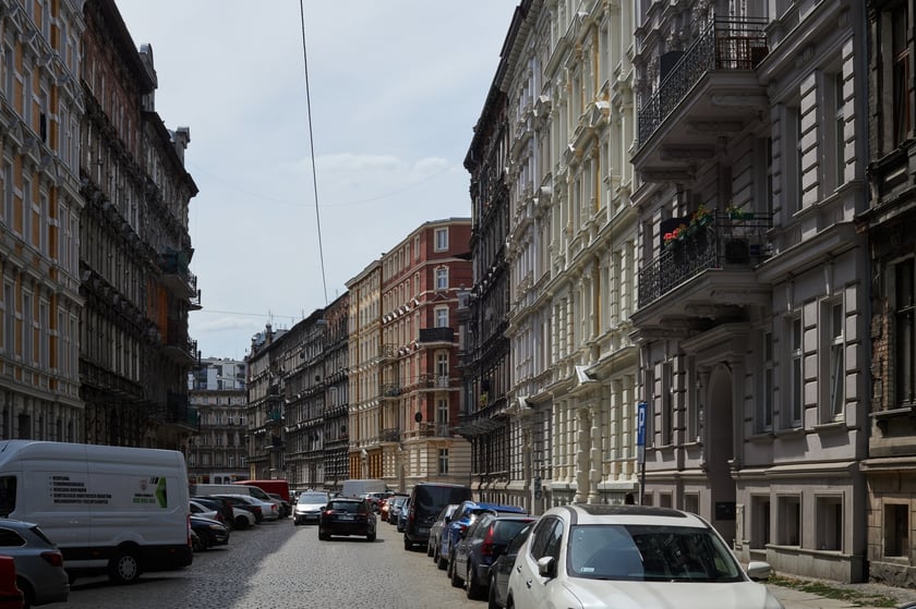 "Kamienice na Trójkącie". Trójkąt Bermudzki to potoczna nazwa Przedmieścia Oławskiego:  chodzi głównie o ulice  Pułaskiego, Traugutta, Kościuszki. Kiedyś okolica owiana złą sławą, dziś miejsce,  które tętni różnymi, lokalnymi inicjatywami, kulturalnymi wydarzeniami. No i tutaj - patrząc na stare kamienice - można nadal poczuć  klimat starego, przedwojennego Wrocławia.