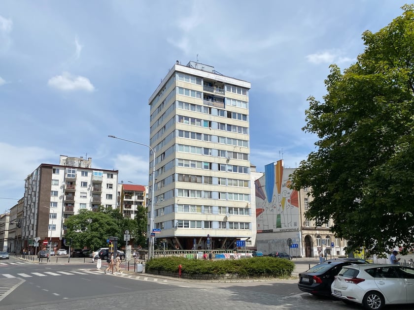 "Wisielec". Spokojnie, to nic makabrycznego. To trzonolinowiec - jeden z najbardziej oryginalnych wieżowców mieszkalnych we Wrocławiu. Czemu zawdzięcza swoją nazwę? Otóż stropy w budynku są... zawieszone na stalowych linach, a w środku budynku stoi żelbetonowy trzon. Ciekawostka: w budynku, w którym sufity i podłogi wiszą na linach, mieszkał przez jakiś czas aktor Bogusław Linda.