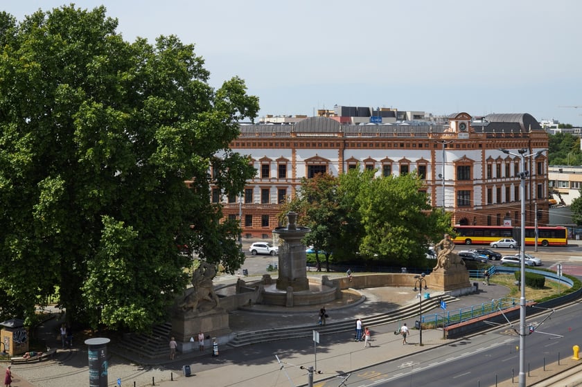 "Trzeba dojechać do Maja i tam się przesiąść na inny tramwaj", "Urodziłem się w szpitalu na Maja". Jakiego Maja? Gdzie to jest? Już wyjaśniamy. Chodzi o dawny plac 1 Maja, dziś to plac Jana Pawła II. Jednak nadal wielu wrocławian posługuje się  starą nazwą...