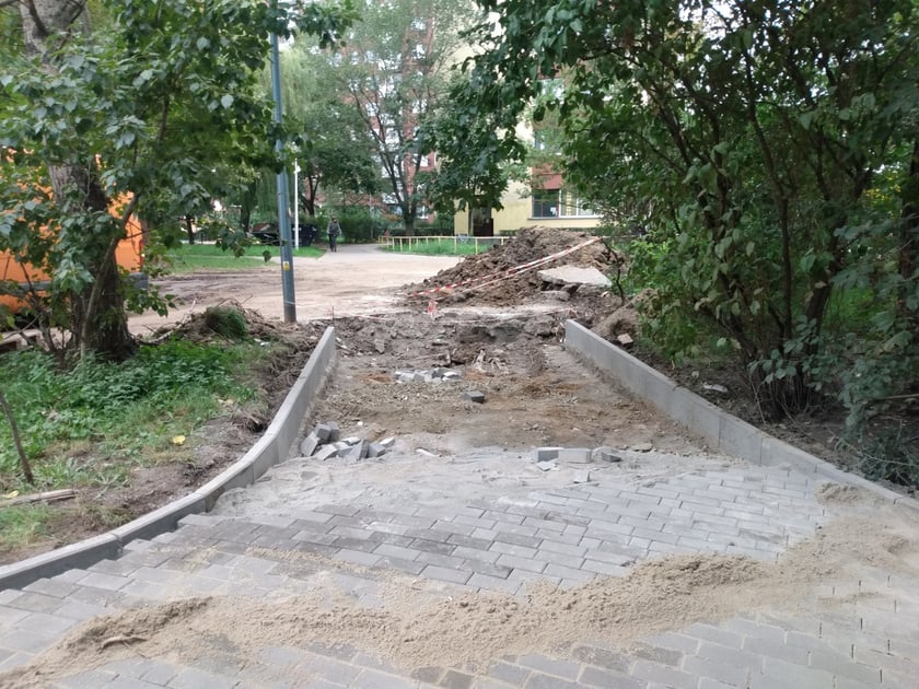 Ładnie prezentują się chodniki z nową kostką w okolicach ul. Żmigrodzkiej.