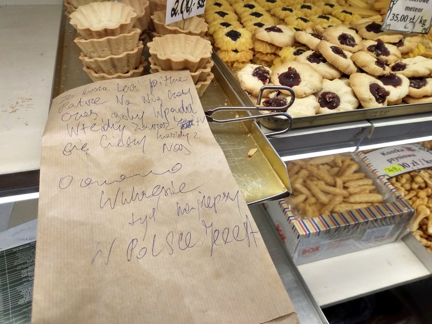 Słowa słynnej piosenki zapisane na papierowej torebce w cukierni u Szoka