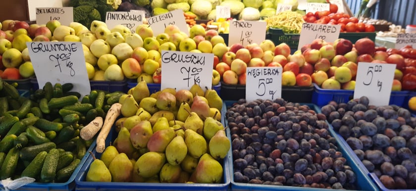 Na zdjęciu towary - m.in. owoce i warzywa -  które można kupić na targowisku przy ul. Niedźwiedziej we Wrocławiu, wraz z cenami
