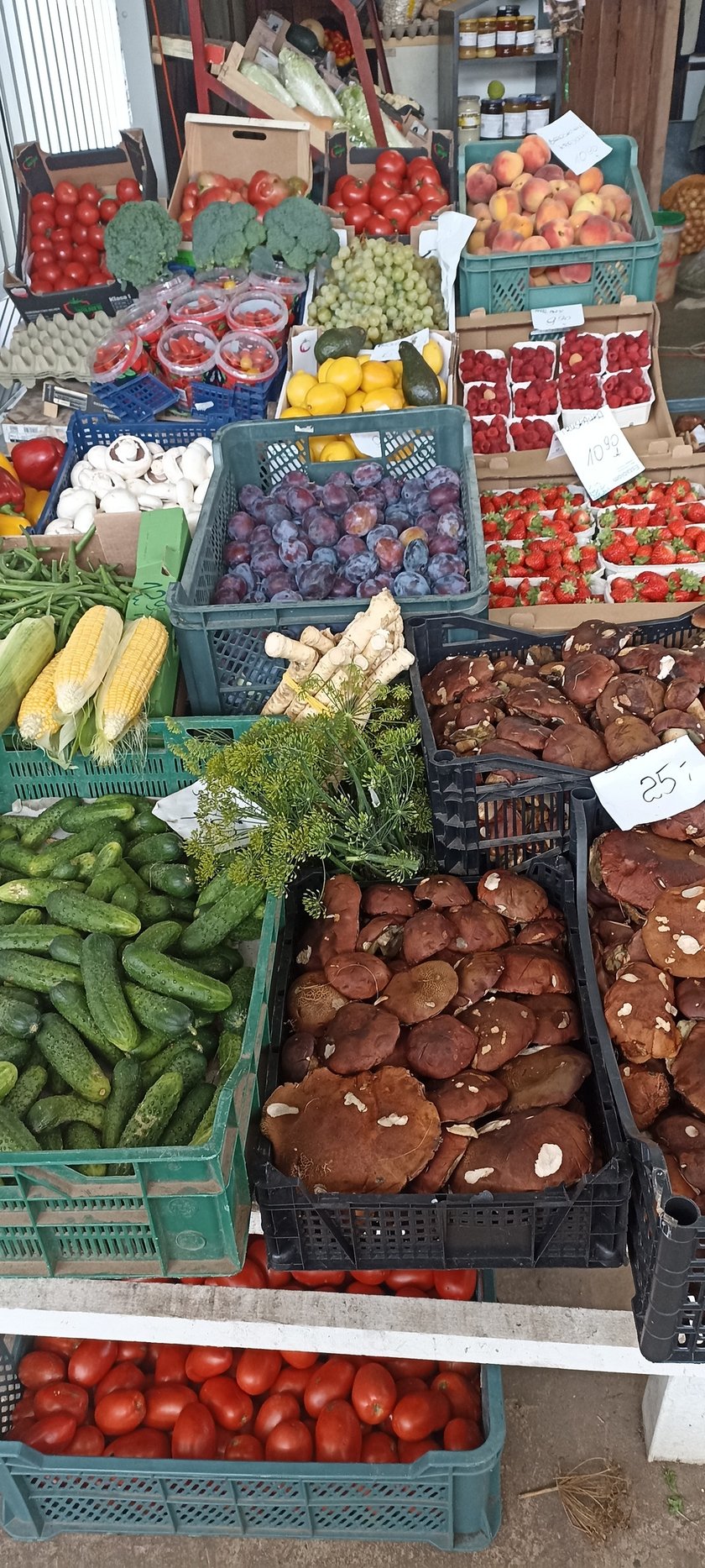 Na zdjęciu towary - m.in. owoce i warzywa -  które można kupić na targowisku przy ul. Niedźwiedziej we Wrocławiu, wraz z cenami