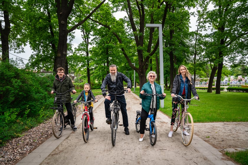 Na zdjęciu: grupa rowerzystów w parku