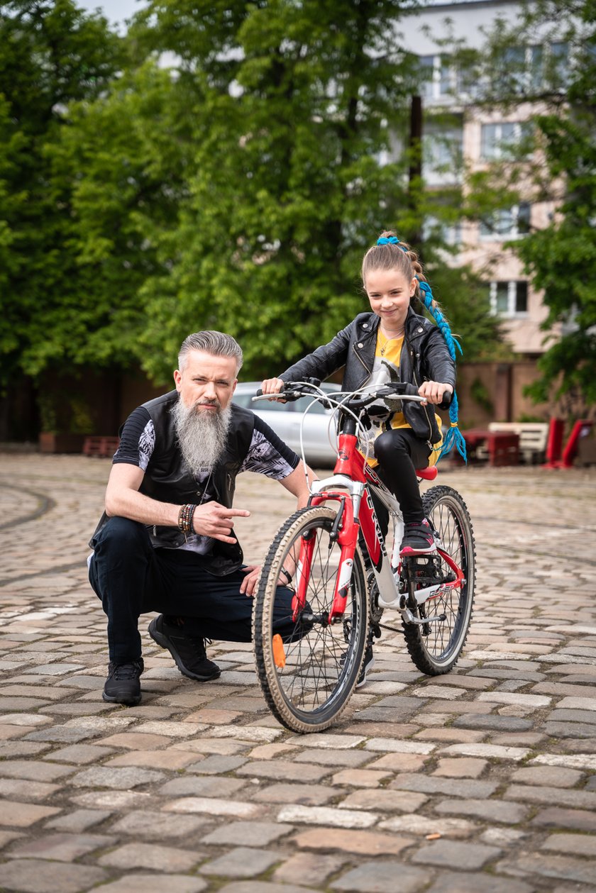 Na zdjęciu: grupa rowerzystów w parku