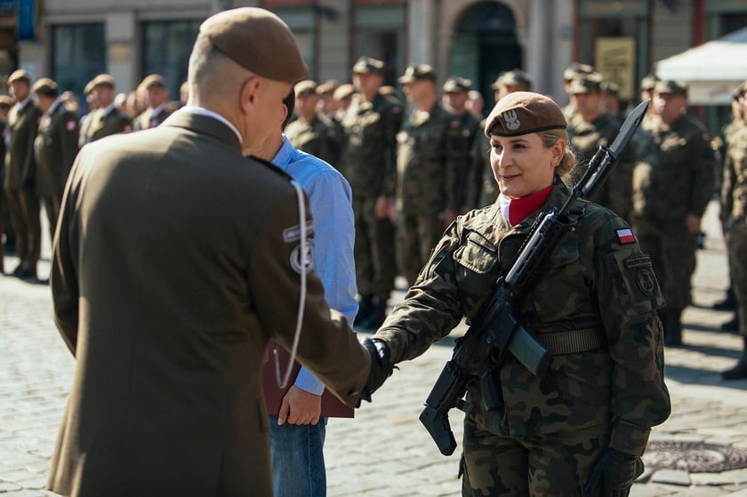 Na zdjęciu żołnierki i żołnierze Wojsk Obrony Terytorialnej we Wrocławiu