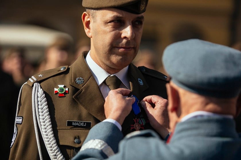 Na zdjęciu żołnierki i żołnierze Wojsk Obrony Terytorialnej we Wrocławiu