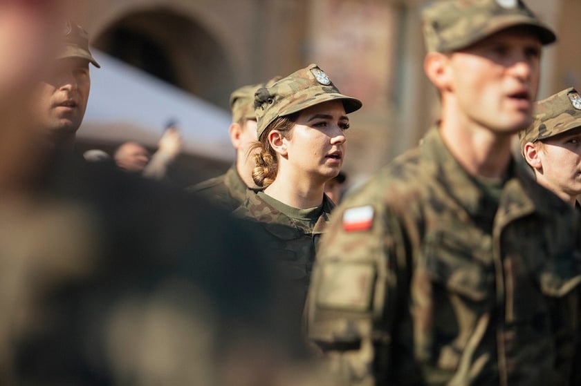 Na zdjęciu żołnierki i żołnierze Wojsk Obrony Terytorialnej we Wrocławiu
