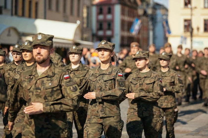 Na zdjęciu żołnierki i żołnierze Wojsk Obrony Terytorialnej we Wrocławiu