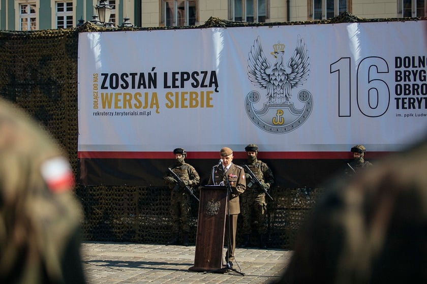 Na zdjęciu żołnierki i żołnierze Wojsk Obrony Terytorialnej we Wrocławiu