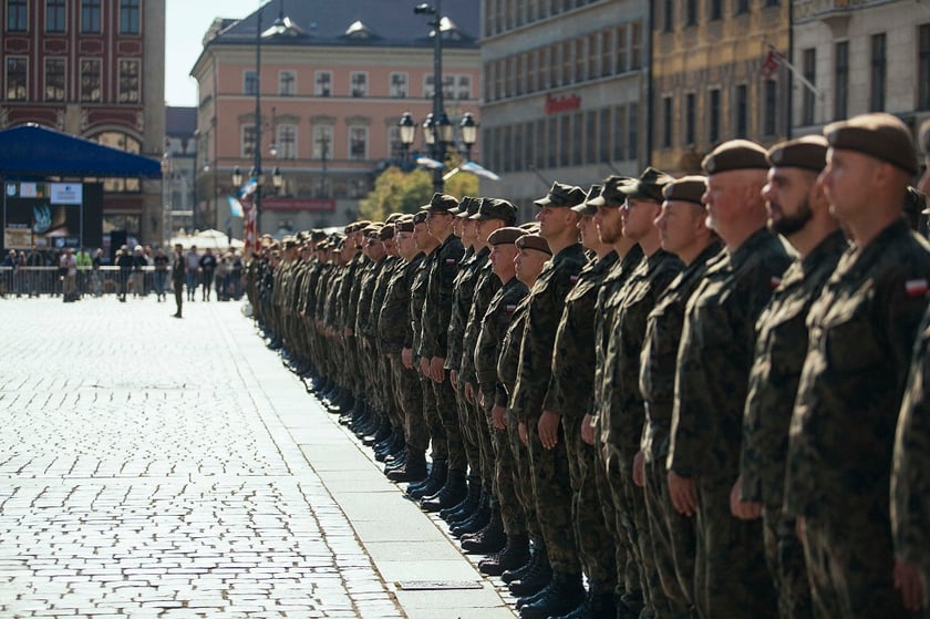 Na zdjęciu żołnierki i żołnierze Wojsk Obrony Terytorialnej we Wrocławiu