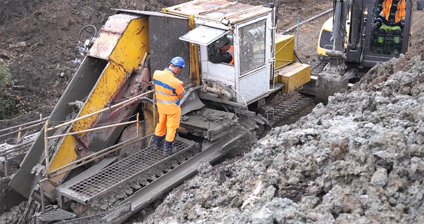 Wał przeciwpowodziowy przy ul. Ślęzoujście w czasie przebudowy przy użyciu maszyny nazywanej trencher