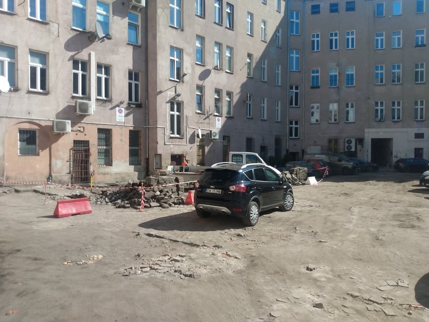 Podwórko w kwartale ulic - Cybulskiego, Pomorska, Drobnera, Dubois świetnie wygląda po remoncie