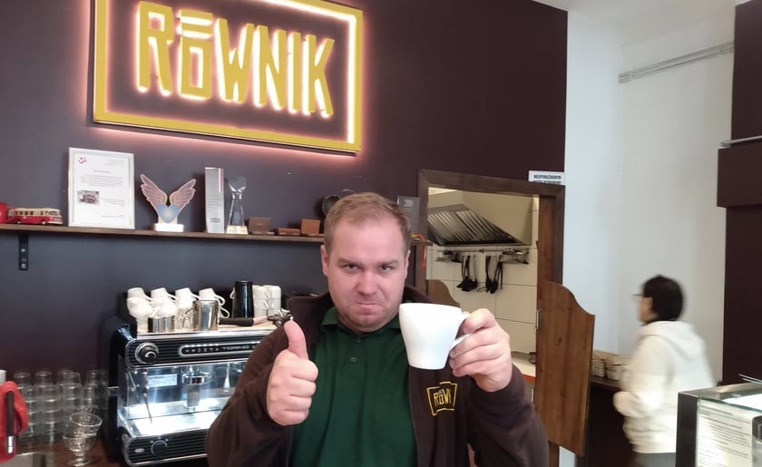 Pracujący w Cafe Równik Piotr zaprasza na pyszną kawę, ciastka i bardzo dobre jedzenie