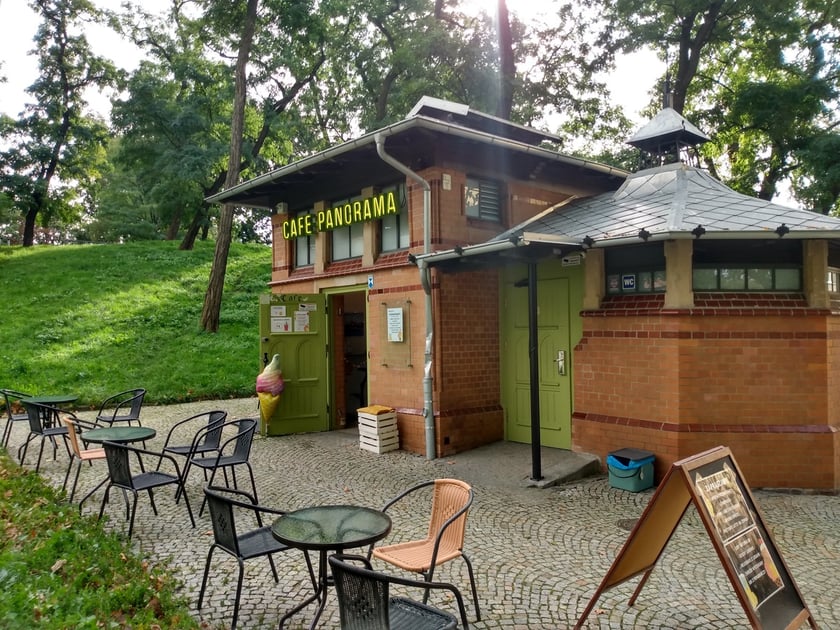 W Cafe Panorama napijemy się kawy i lemoniady siedząc wśród starych drzew i obserwując w oddali Ostrów Tumski