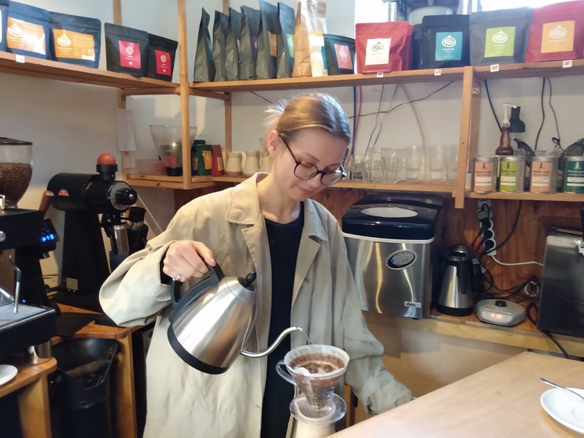 Aromatyczną kawę w Cafe Targowa serwuje Kasia. Kawiarnię założył Filip Kucharczyk, mistrz świata w parzeniu kawy.