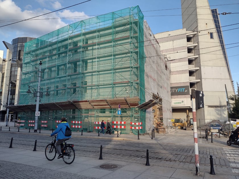 Przebudowa dawnego budynku biurowego przy ul. Szewskiej na hotel (zdjęcia z sierpnia, września i października 2022)