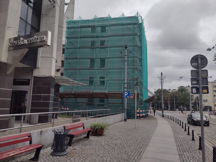 Przebudowa dawnego budynku biurowego przy ul. Szewskiej na hotel (zdjęcia z sierpnia, września i października 2022)