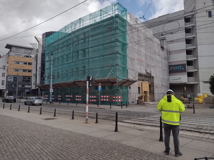 Przebudowa dawnego budynku biurowego przy ul. Szewskiej na hotel (zdjęcia z sierpnia, września i października 2022)