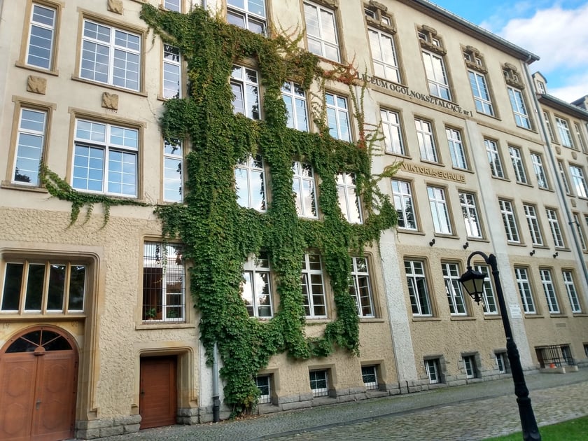 Na zdjęciu budynek I LO przy ul. Poniatowskiego. To pierwsze liceum otwarte we Wrocławiu po II wojnie światowej. Część jego murów obrasta piękny winobluszcz.