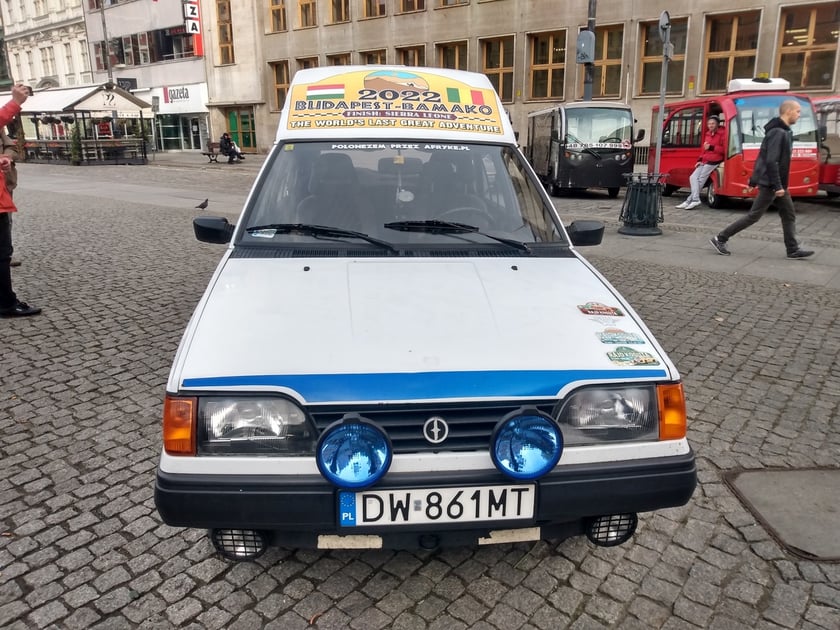 Na zdjęciu, we wrocławskim Rynku polonez, który wyruszy przez Saharę