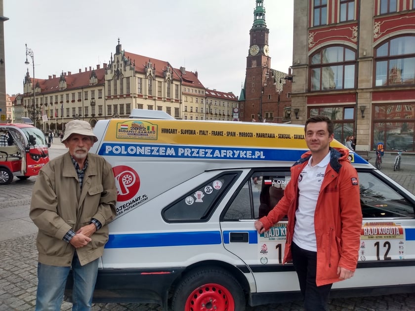 Na zdjęciu, we wrocławskim Rynku, Julian Obrocki i Marek Prokopowicz  razem z ich polonezem, którym wezmą udział w rajdzie Budapeszt-Bamako