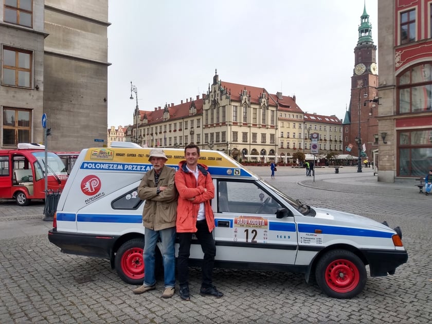 Na zdjęciu Julian Obrocki ( z lewej) i Marek Prokopowicz oparci o polonez na wrocławskim Rynku